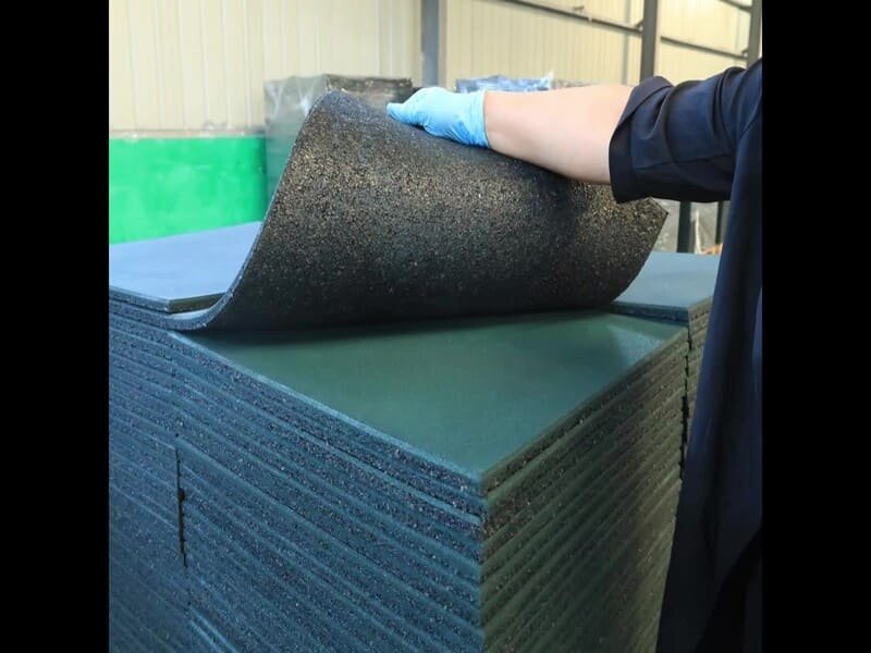 Load distribution plates under a rack